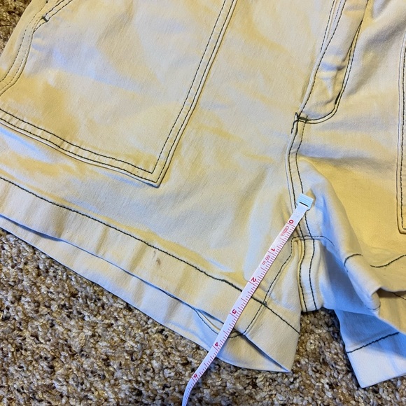 ❤️ Universal Thread White High Rise Shorts - Picture 2 of 4